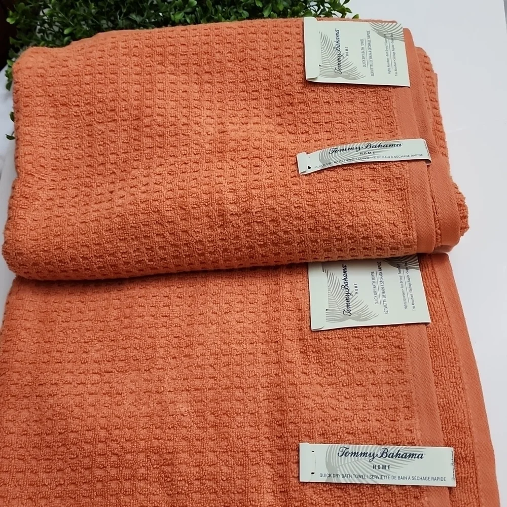 Tommy Bahama Set of 2 Bath Towels Waffle Coral Orange Abstract